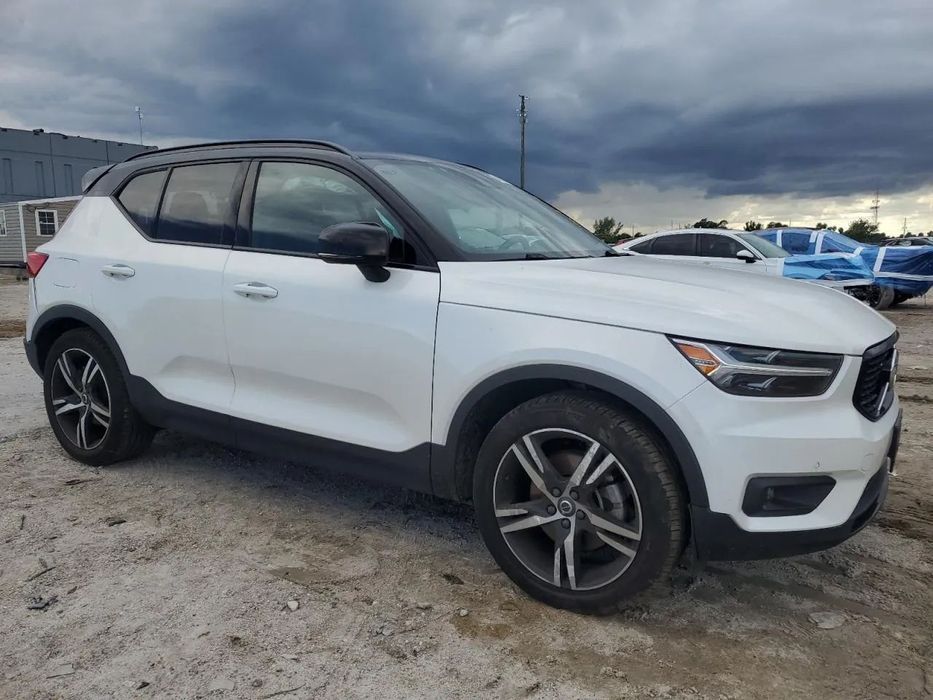 Volvo XC 40 VOLVO XC40 / R-DESIGN / T5 / NISKA AKCYZA / 4x4 / Mała szkoda