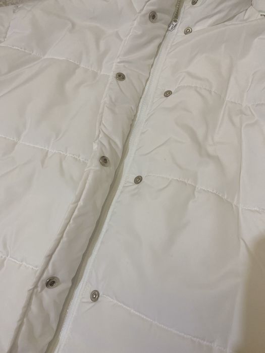 Біла зимова куртка