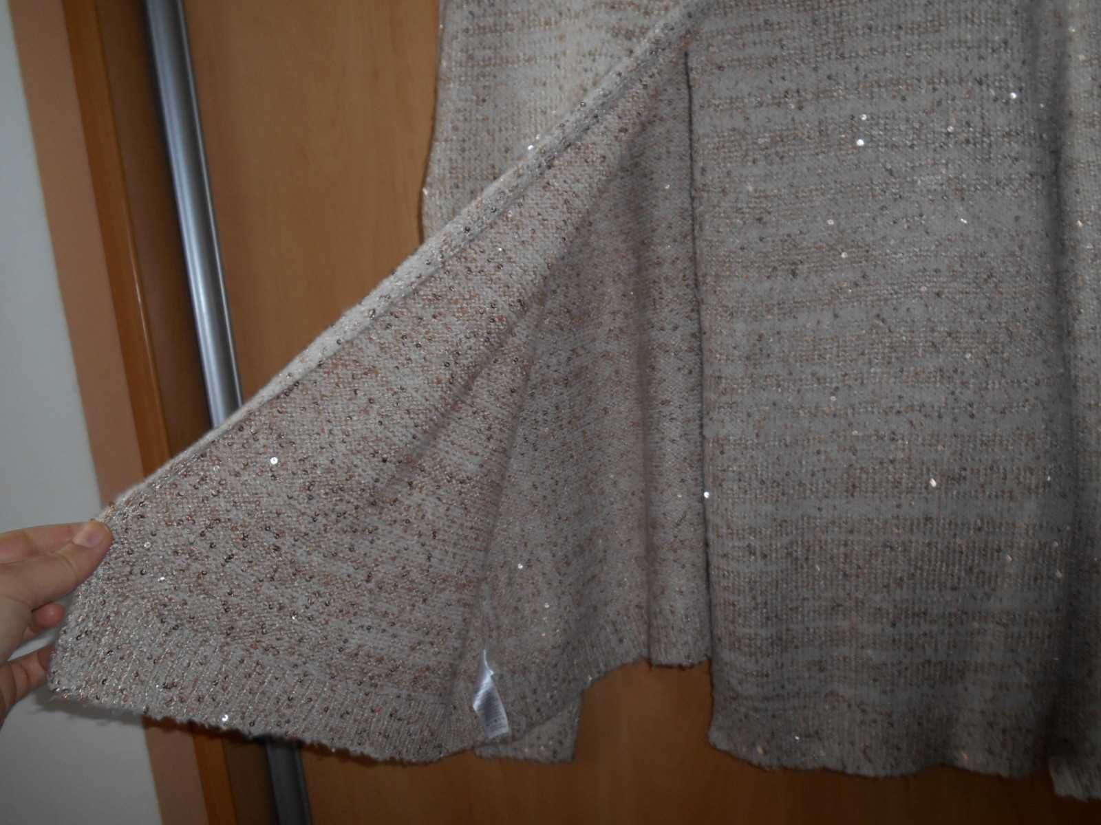 свитер с пайетками 50-52 размер на спине распорка