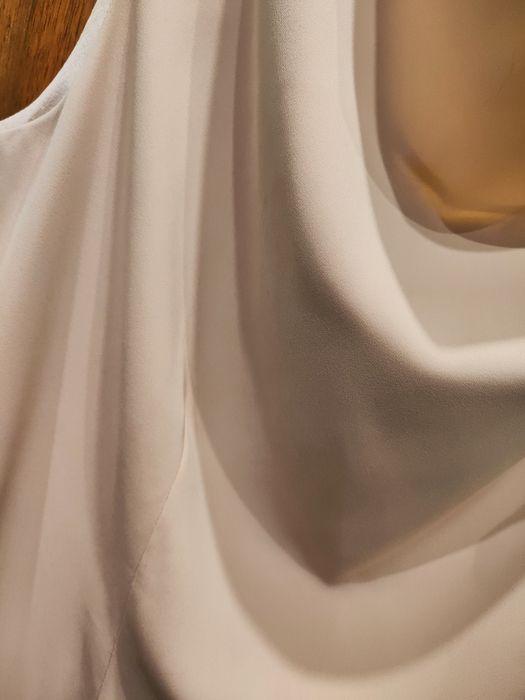 Elegancka sukienka z lejącym dekoltem, w kolorze ecru