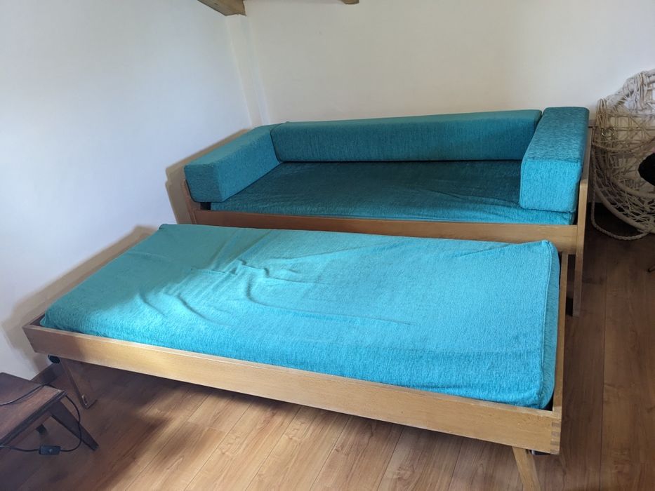 Sofá cama, pode fazer 2 camas de solteiro, em óptimo estado.