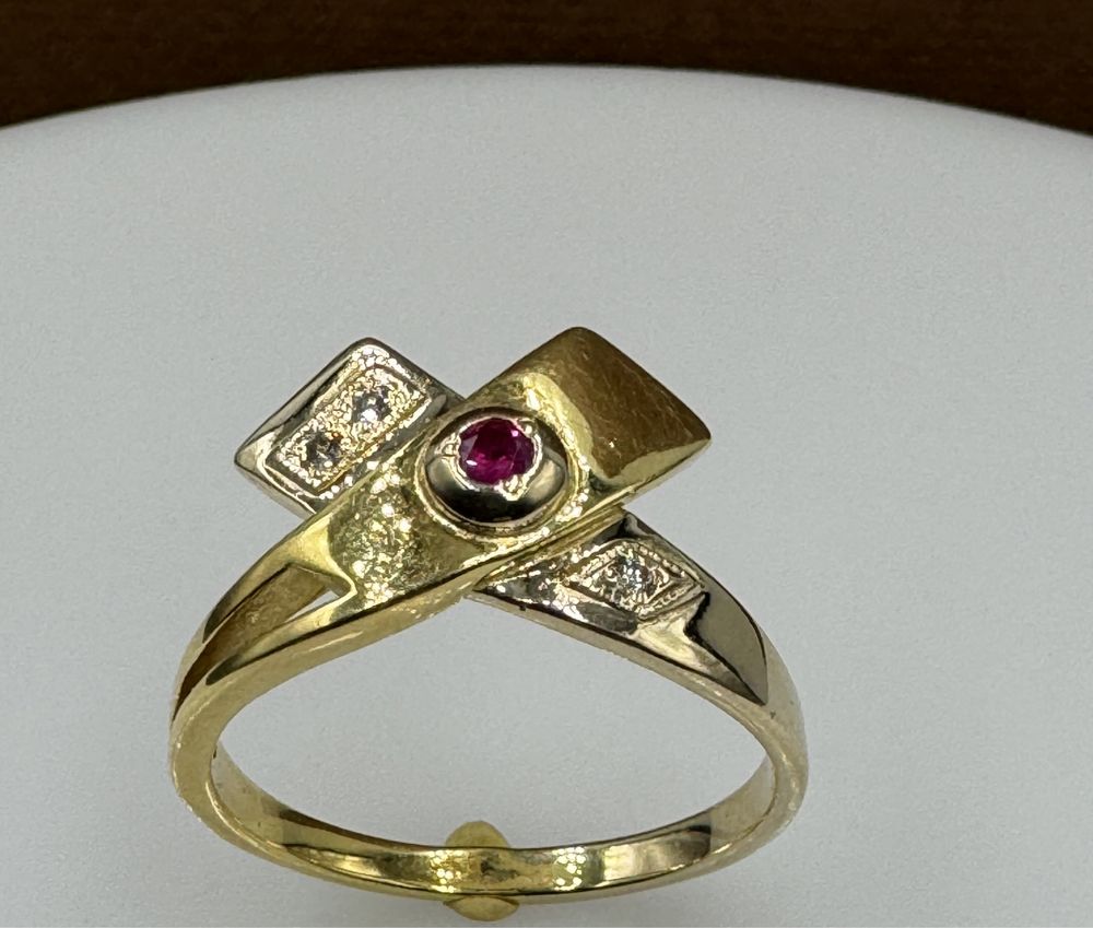 Кольцо с рубином и бриллиантами 750