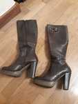 Botas de cano alto em pele - castanho