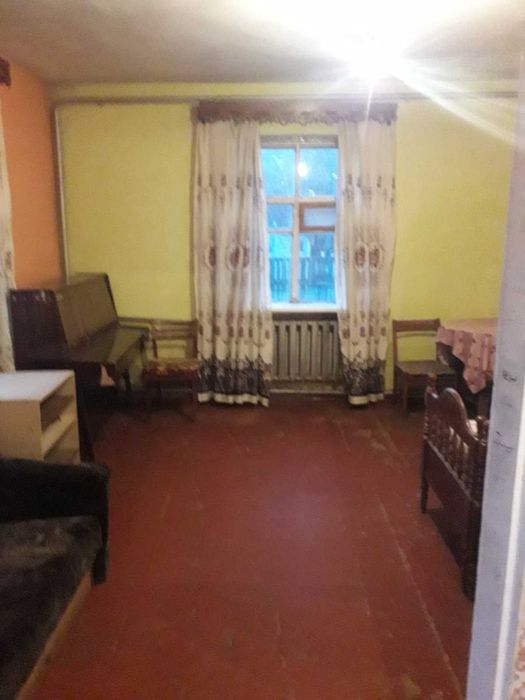 Будинок у місті з великим участком.