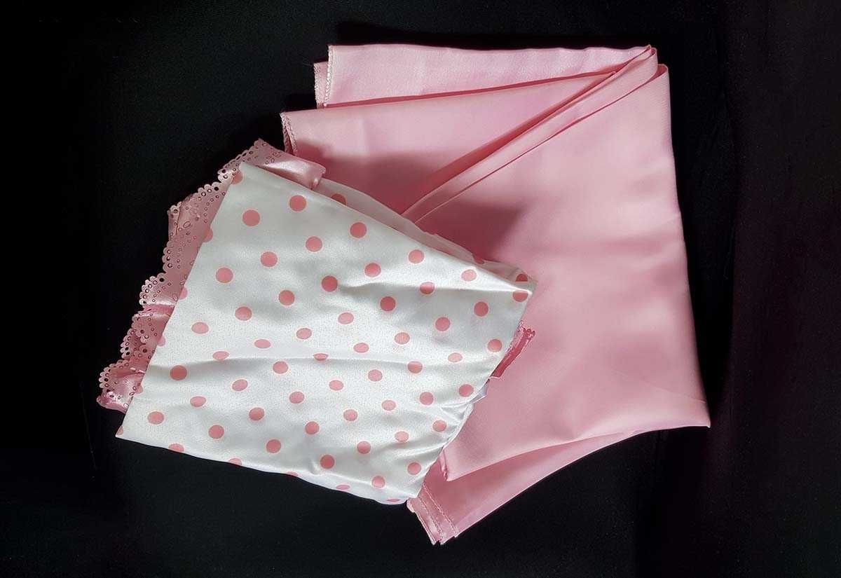 Edredão colcha rosa com 2 cortinados, camilha e 2 almofadas quadradas