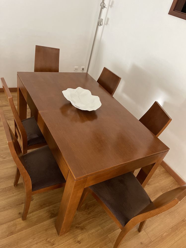 Mesa de sala em madeira maciça + 6 cadeiras