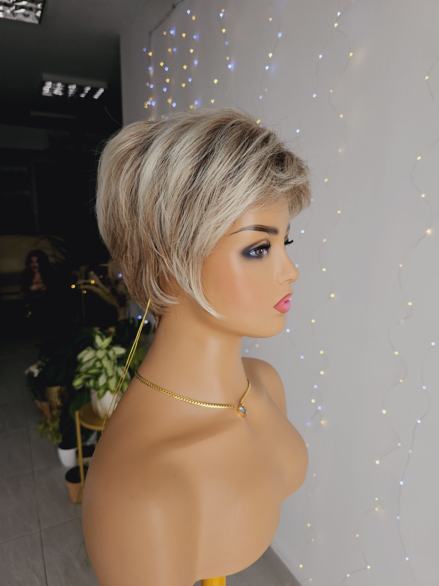 Krótka peruka blond z odrostem brąz KBS-15 naturalna fryzura