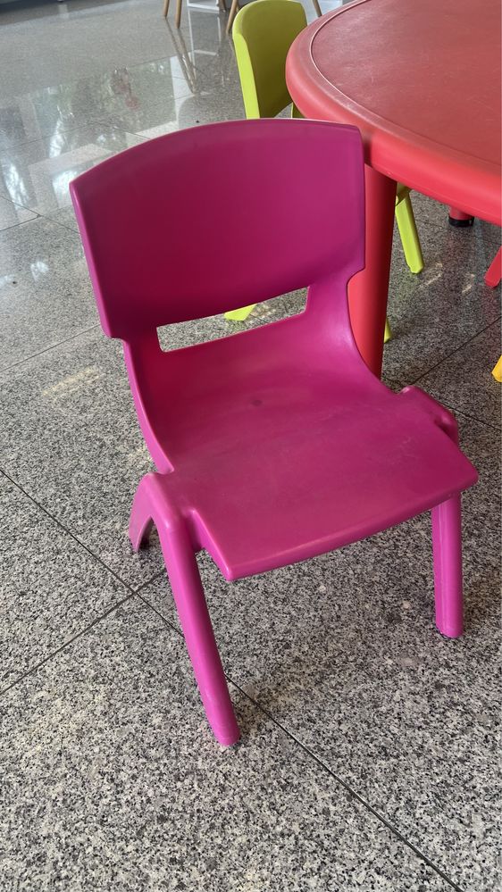 Mesa de criança com 5 cadeiras