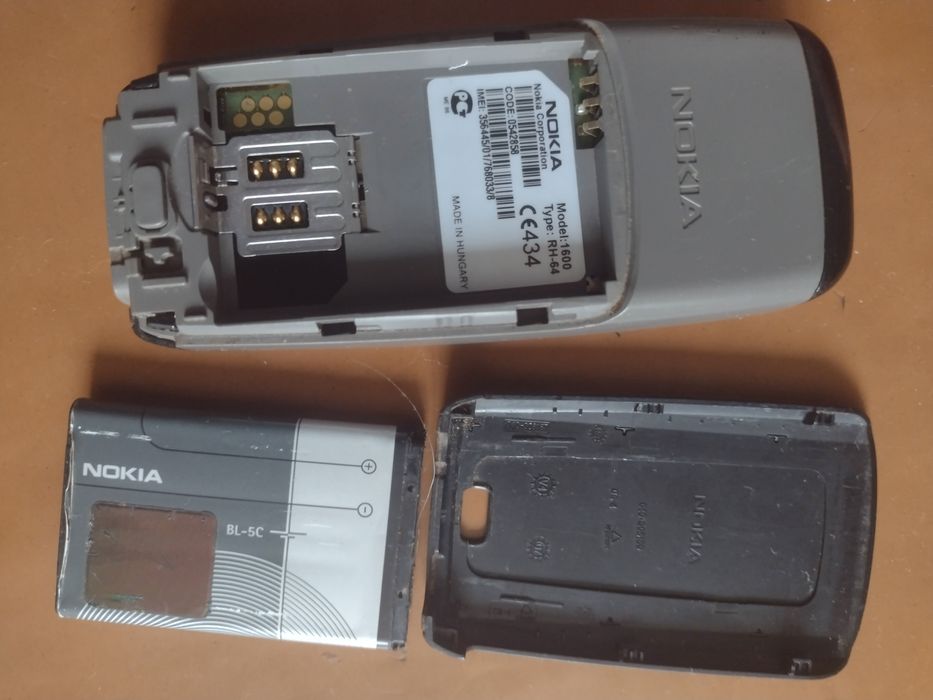 Телефон Нокіа с зарядним