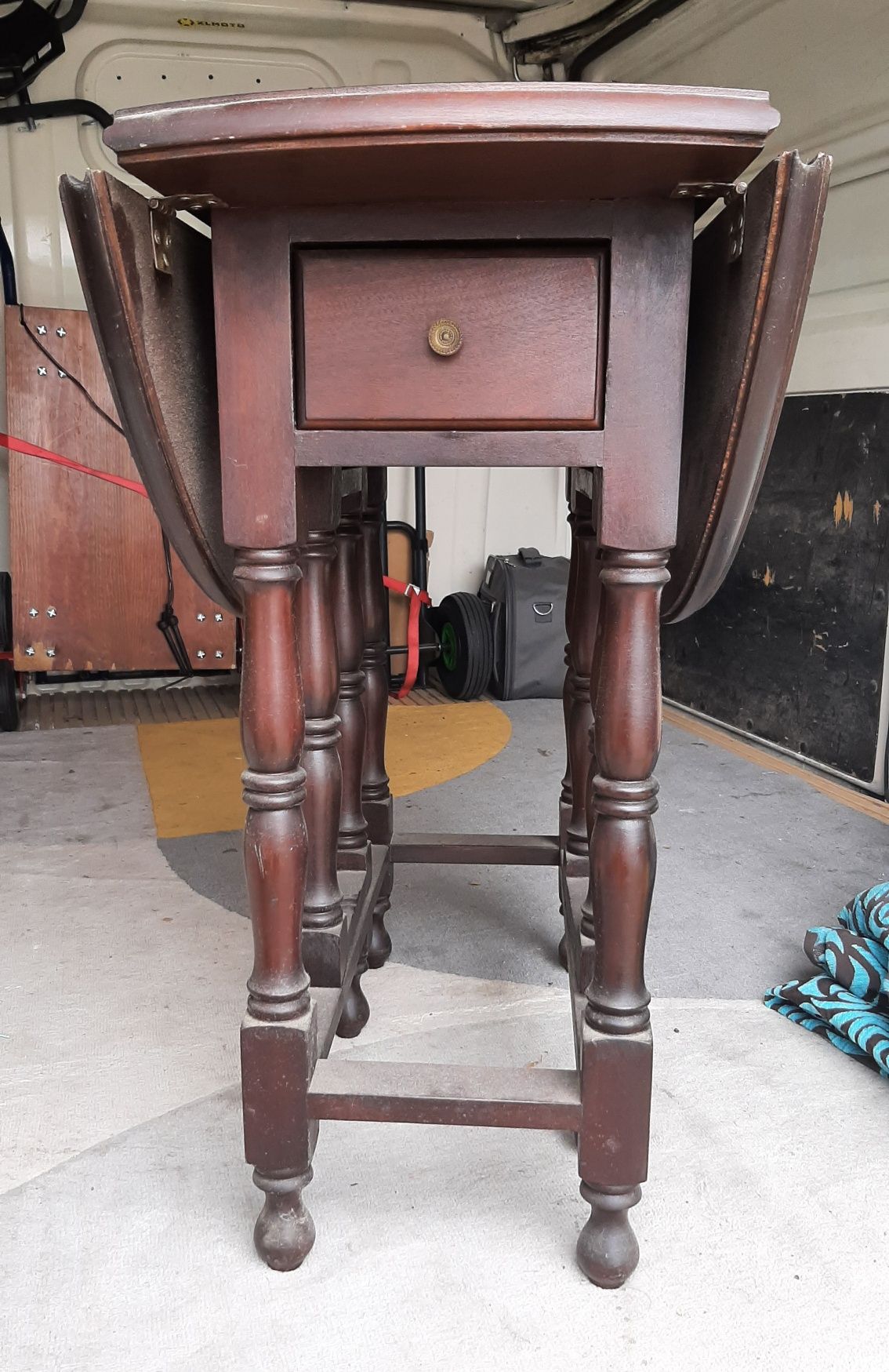 Mesa redonda rebativel antiga 
2 gavetas
Com 3 possições
90cm de diame