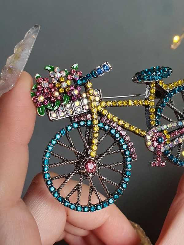 Broche / pregadeira / alfiente bicicleta com cristais multicolor