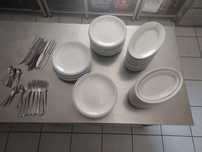 Conjunto de cozinha - prato, travessas e talheres