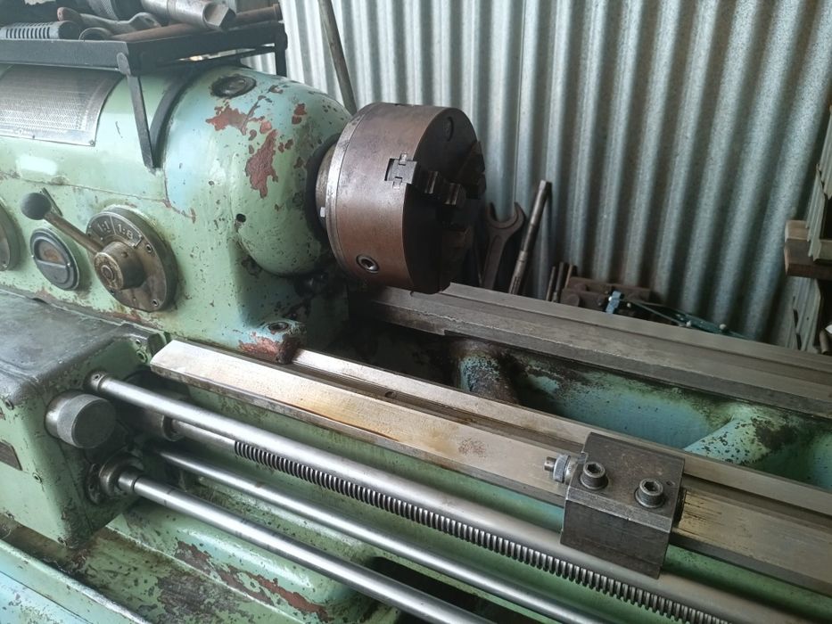 Torno Mecânico TOS – 1,35m Entre Pontas | Industrial, Robusto e Pronto