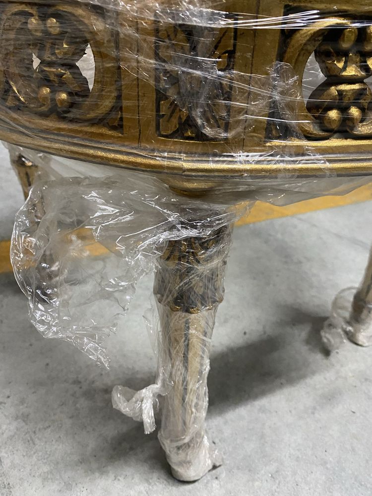 Mesa dourada e marmore