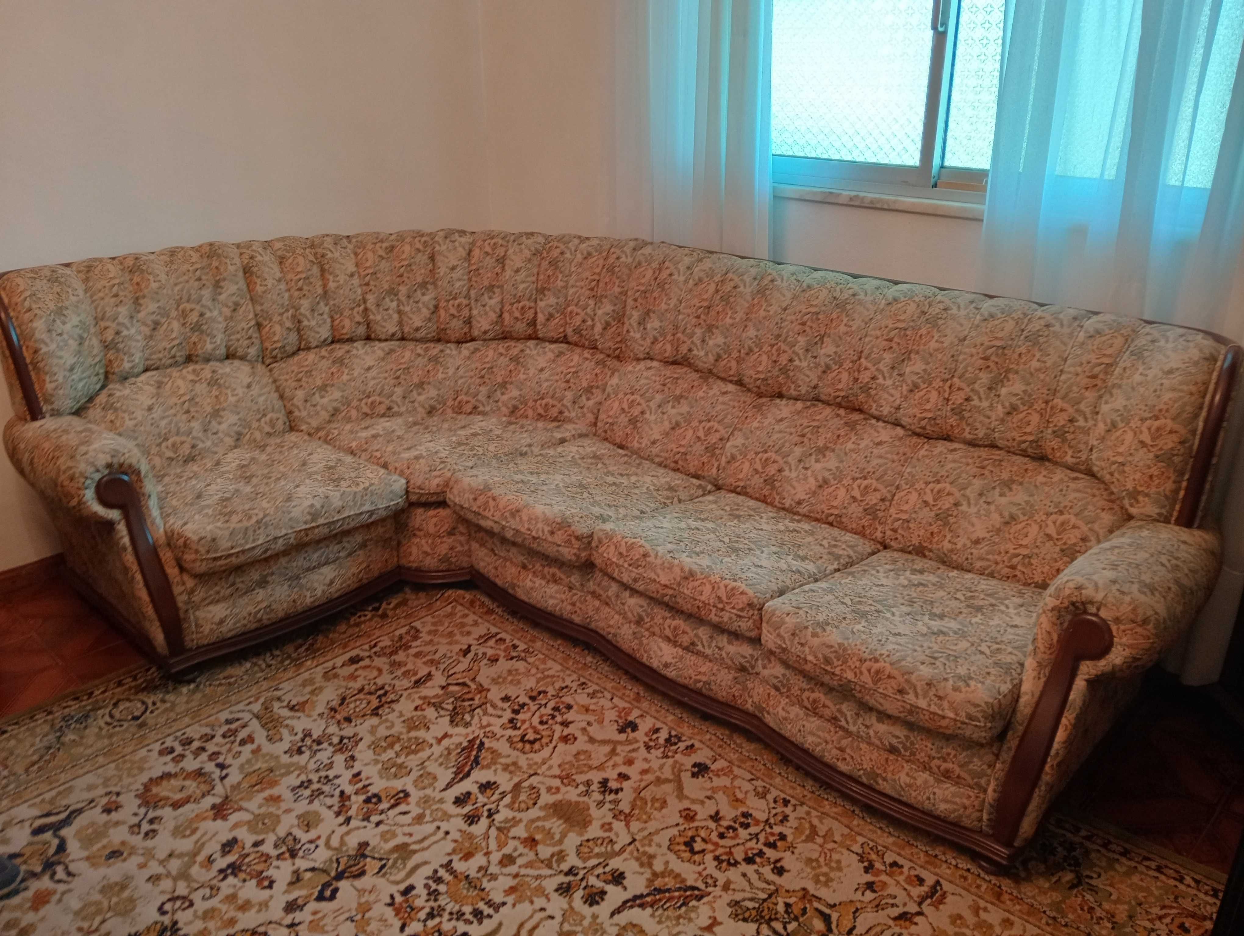 Vendo sofá móvel de sala e guarda roupa furgão a lenha