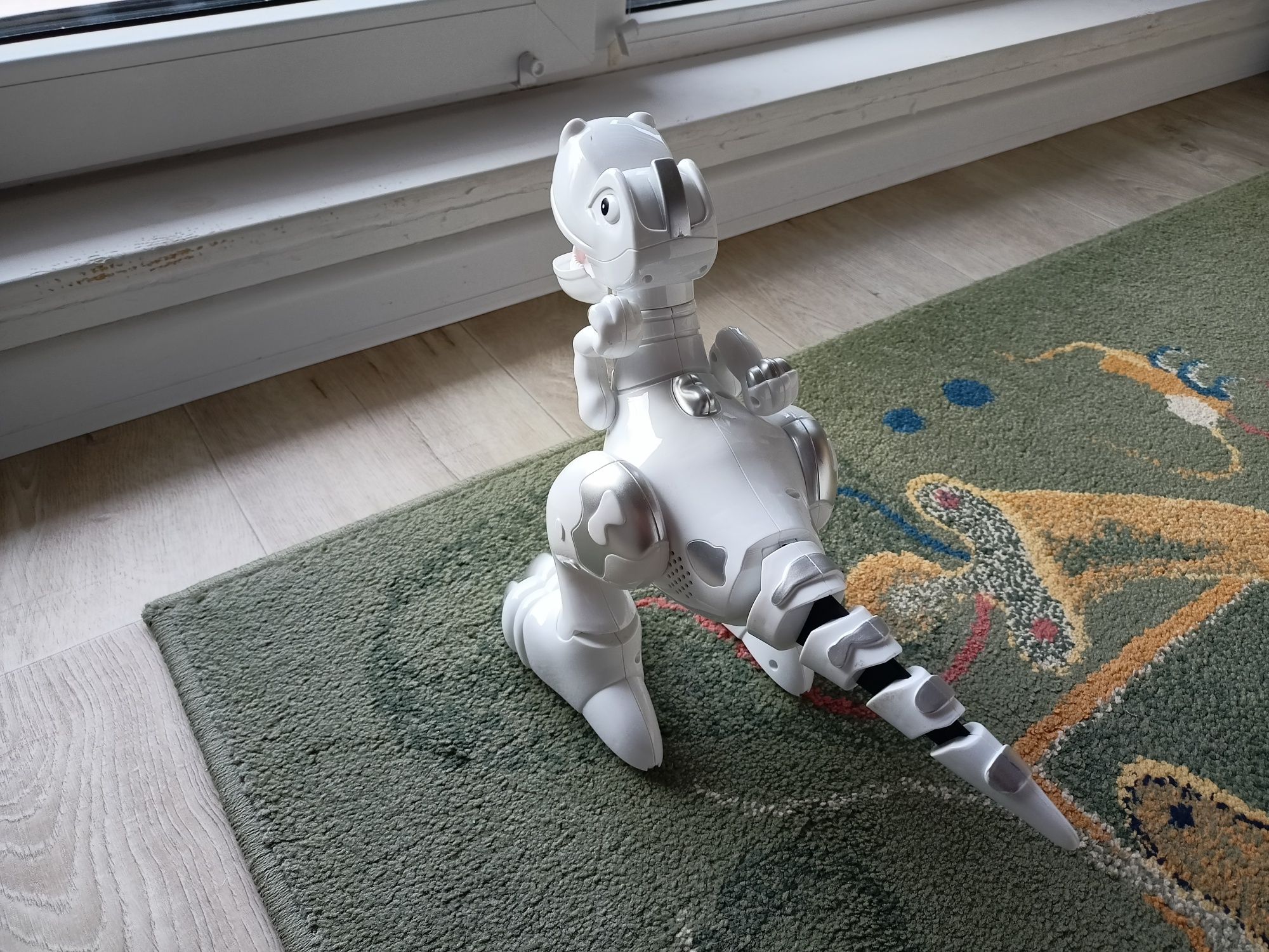 Dinozaur gra i jeździ