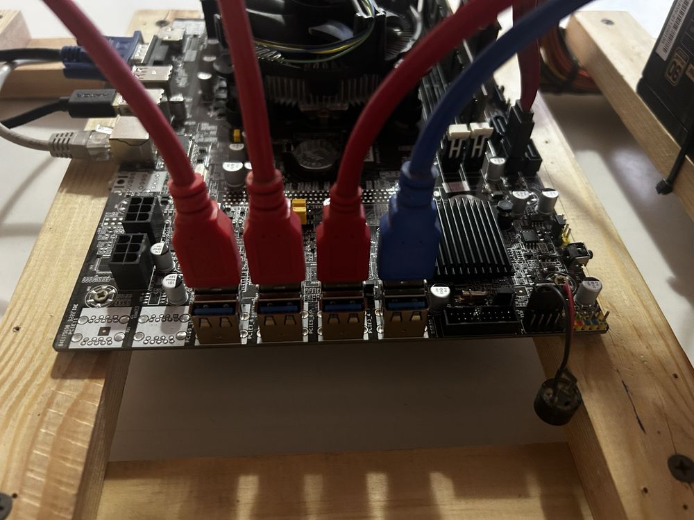 Майнінг ферма на 4 відеокарти RX 5600 XT 6 gb
