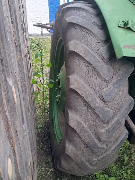 До вашої уваги Т40 без ведучого передка, із двокорпусним плугом 2×35..