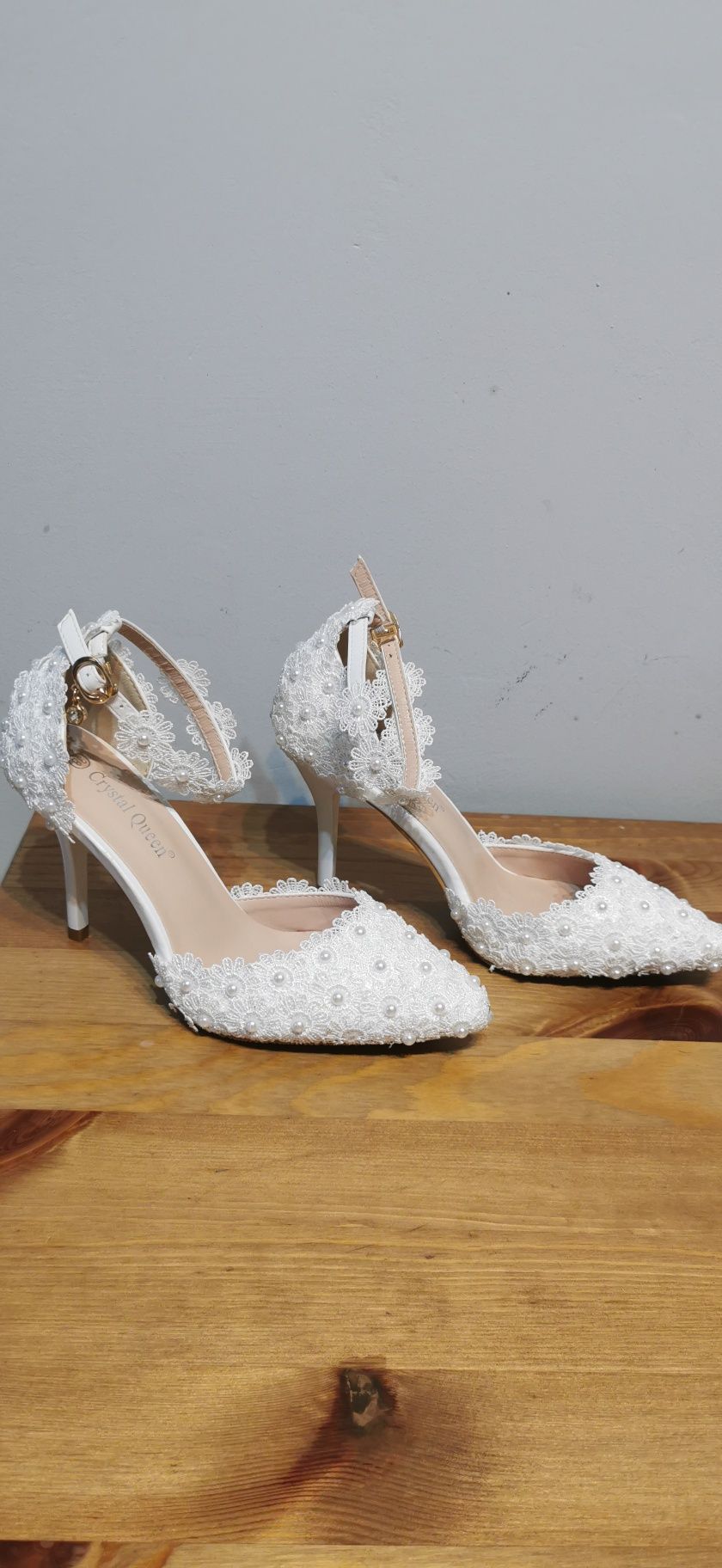 Buty białe ślubne