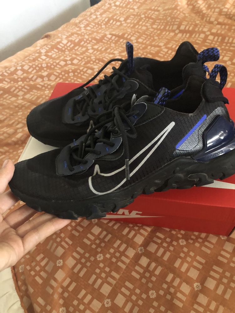 Sapatilhas nike pretas com detalhes azuis