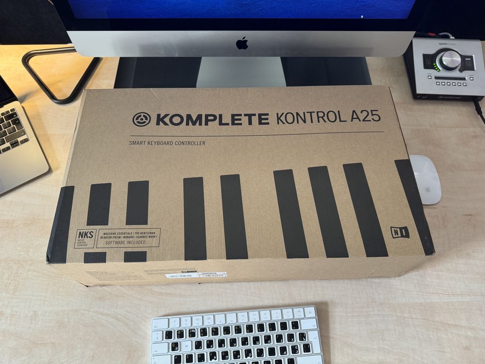 Komplete kontrol A25. Midi keyboard.