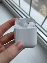 Apple AirPods 2,  футляр з правим навушником, є коробка