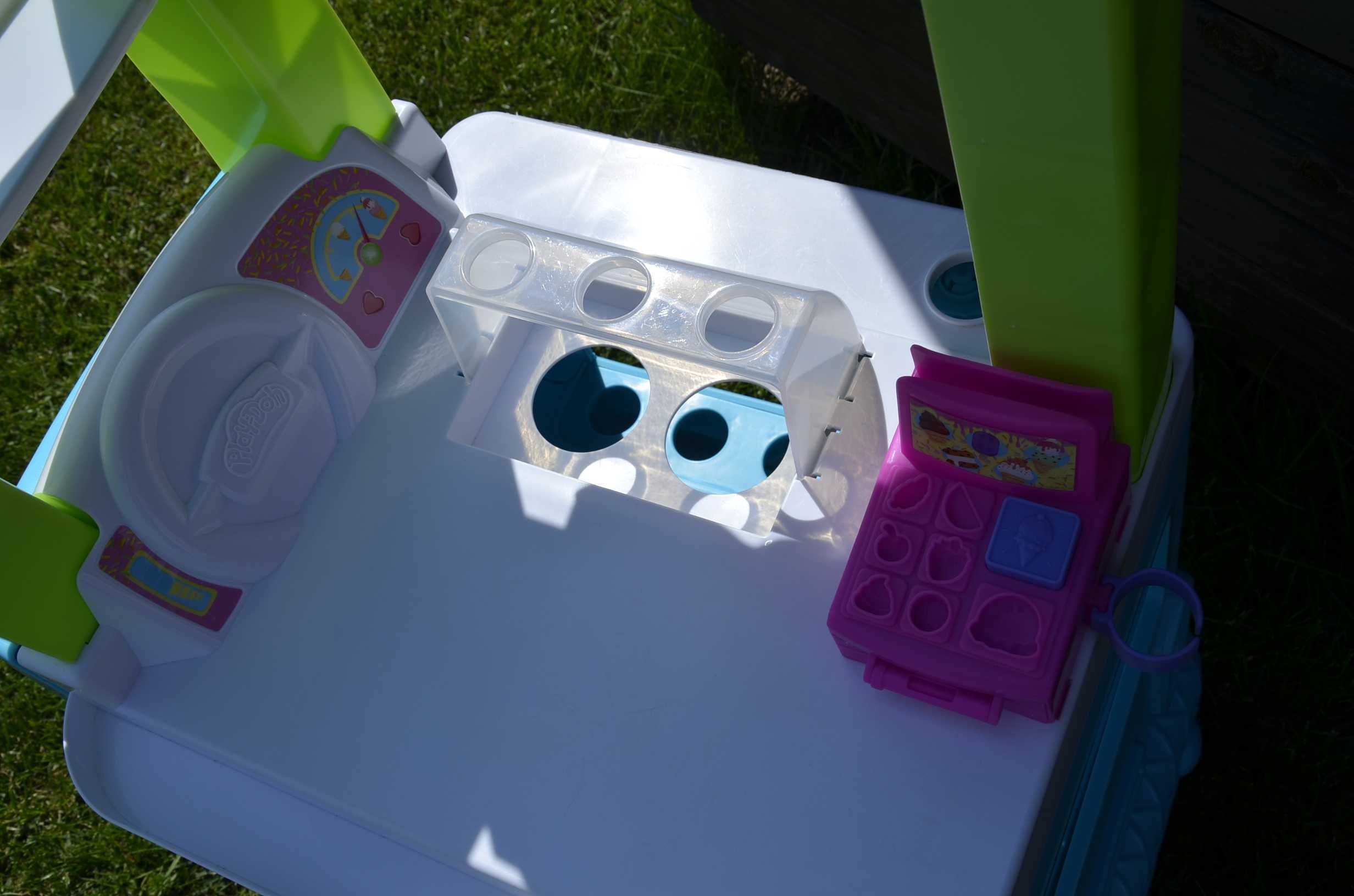 duża lodziarnia jak samochód PlayDoh