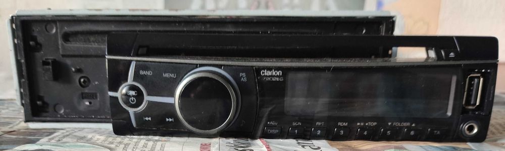 Автомагнітола Clarion CZ202EG