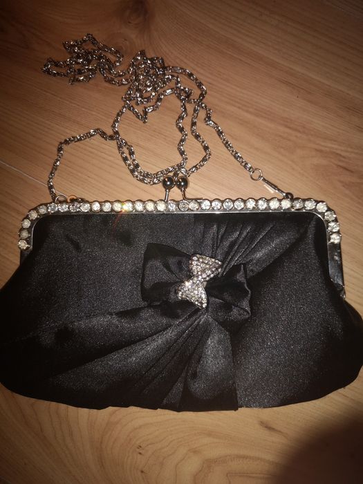 Czarna torebka z kokardką