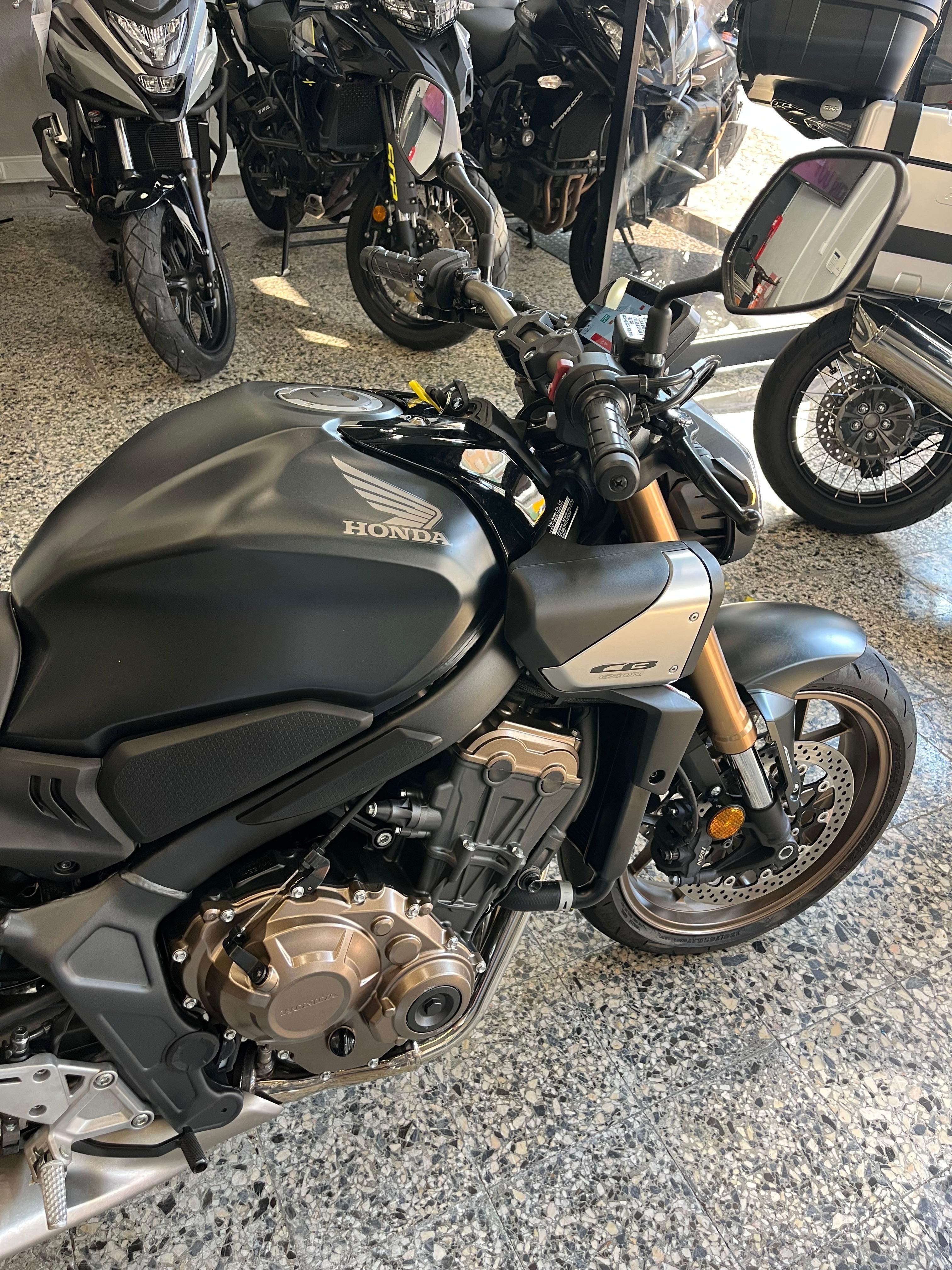 Honda CB 650 RA de 2024, como nova, com apenas 2902 Kms