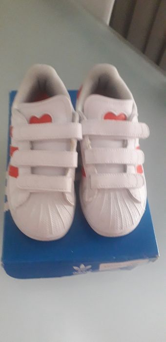 Tênis Adidas menina modelo super star, como novos.