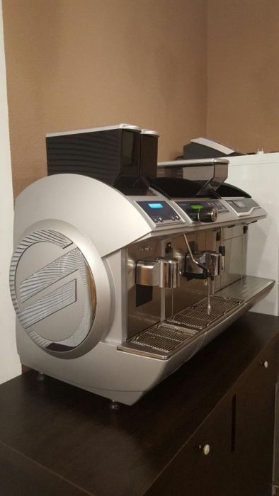 Профессиональная кофе машина Saeco Idea Cappuccino для кофейни.
