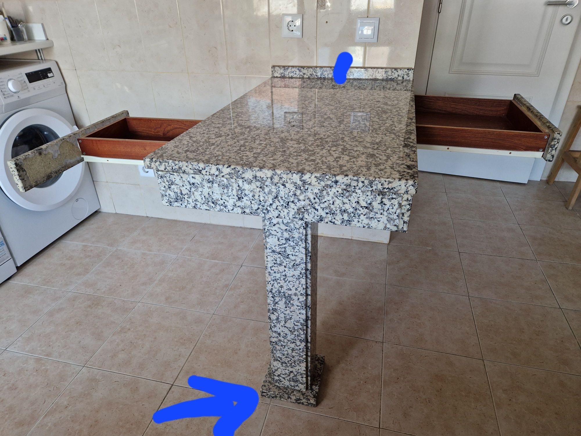 Mesa-balcão em pedra