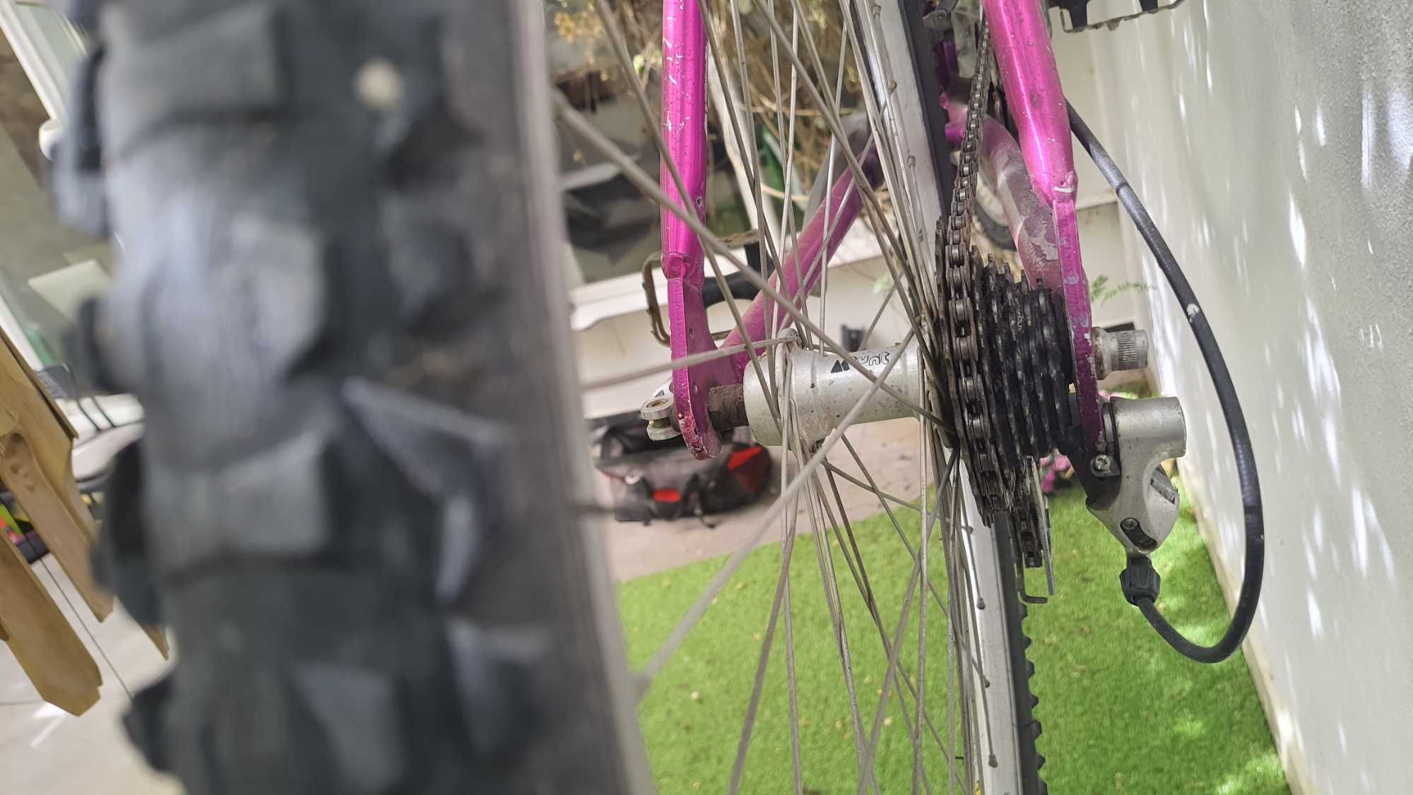 Bicicleta com algumas marcas de uso porém bem estimada.