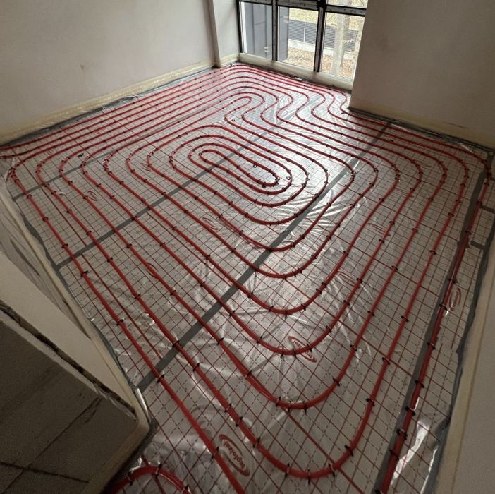 Тепла підлога під ключ. Водяна та електро.