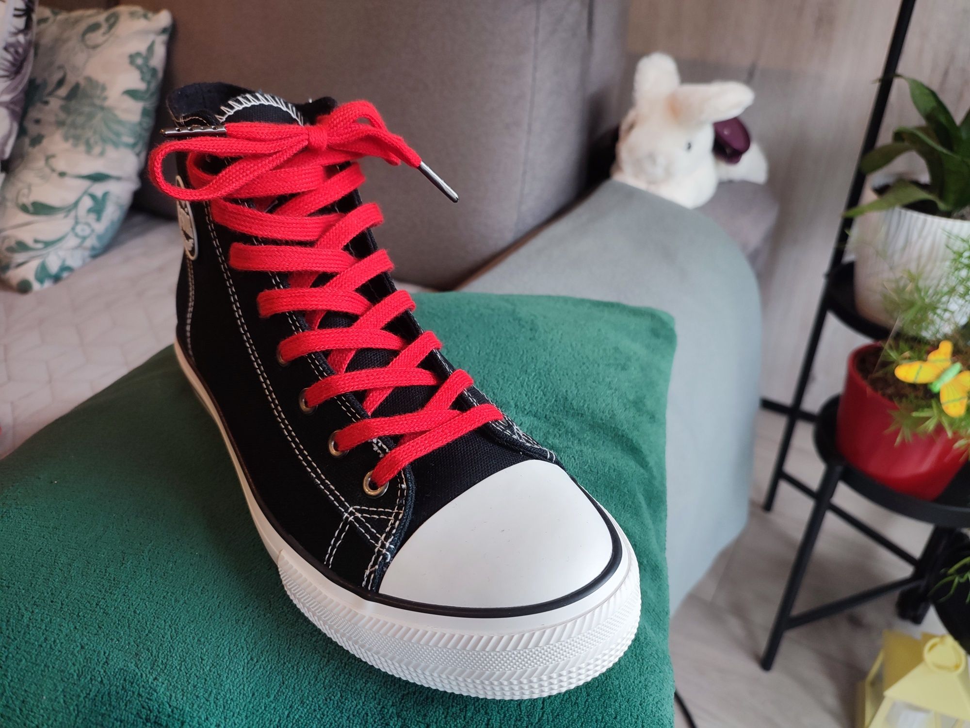 Trampki 44 czarne czerwone kolorowe