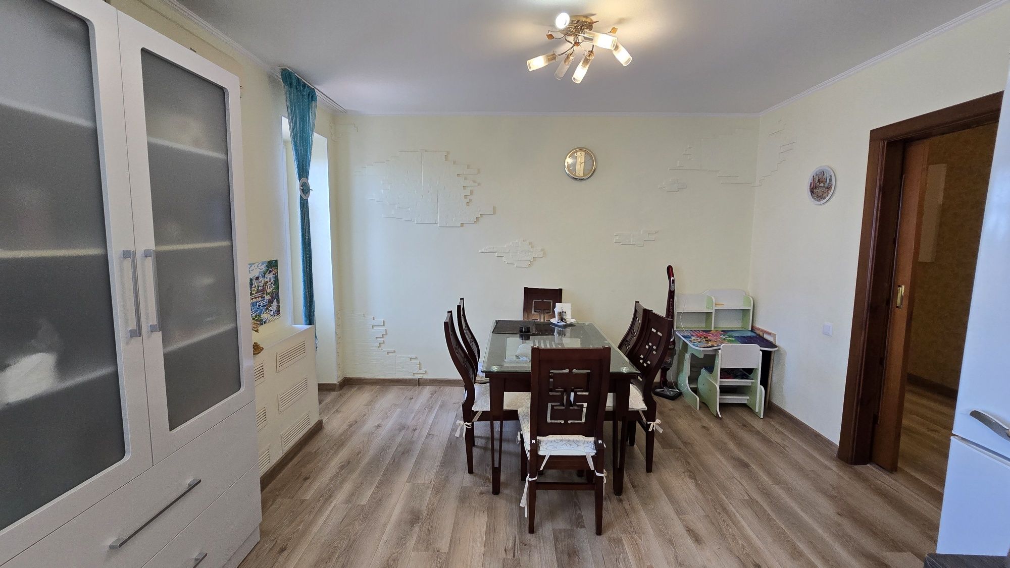 Продаж 3 кімнатна  квартира Проспект Центральний,  закритий двір