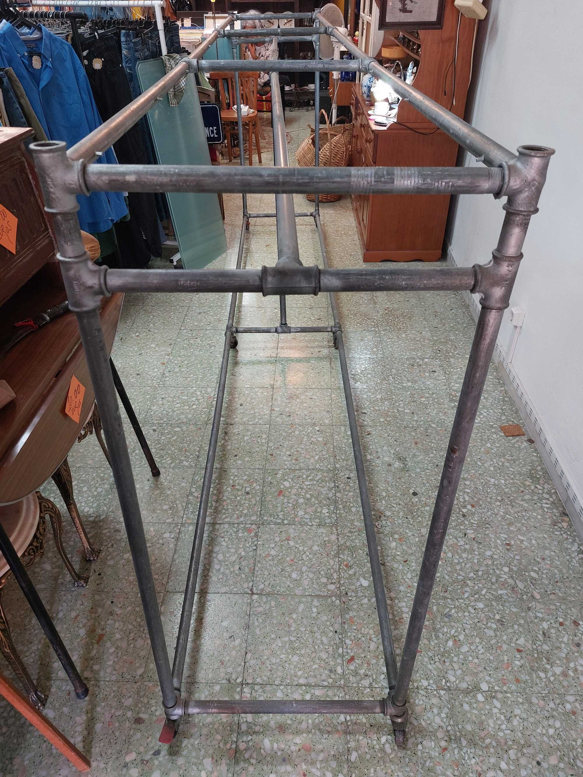 Expositor para  Loja em Tubo metálicos de água