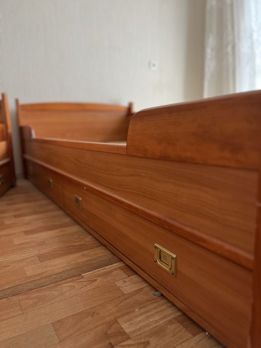 Два односпальні ліжка