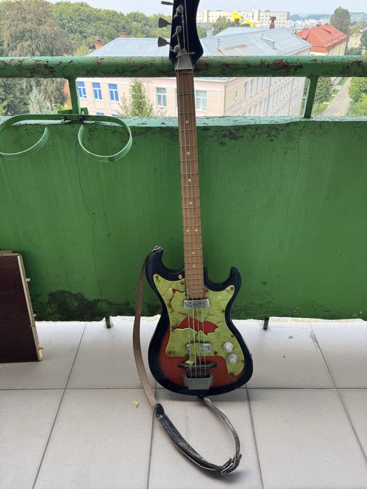 Вінтажна гітара потребує реставрації