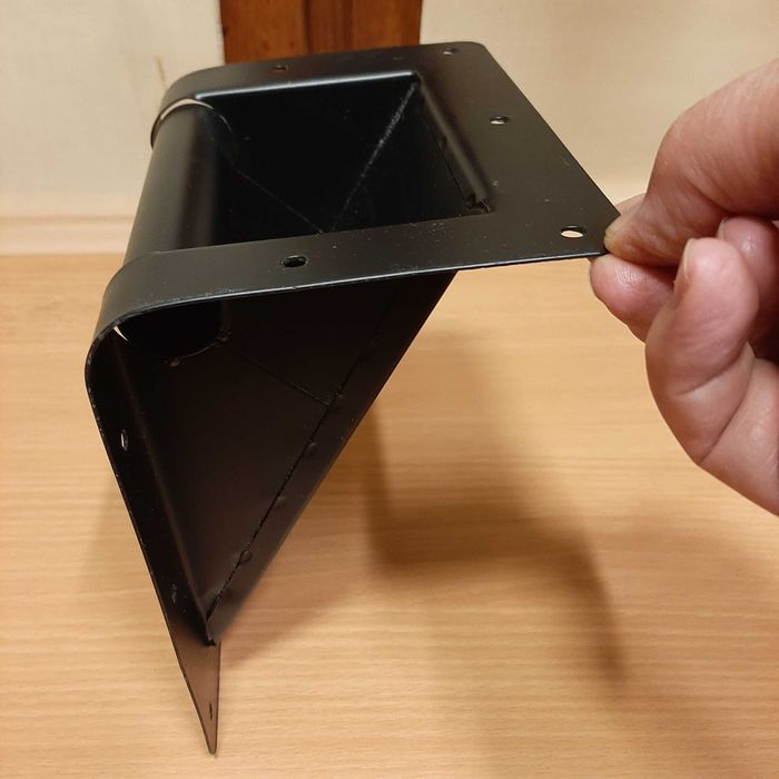 Czarne, narożne, metalowe rączki  do kolumn estradowych.