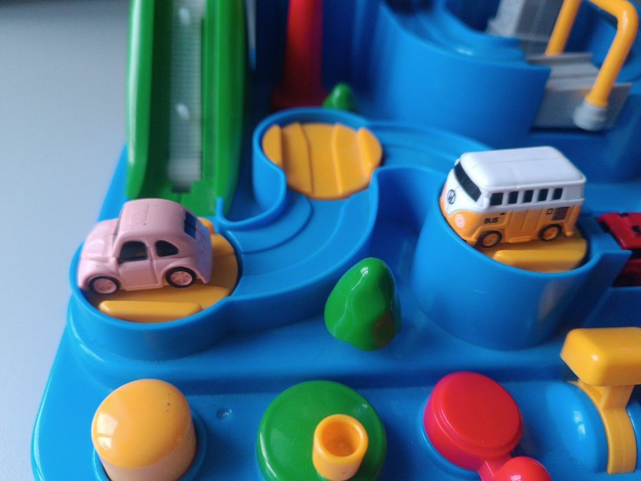 Трек з маленькими машинками