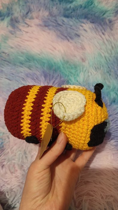 В'язана піксельна бджола