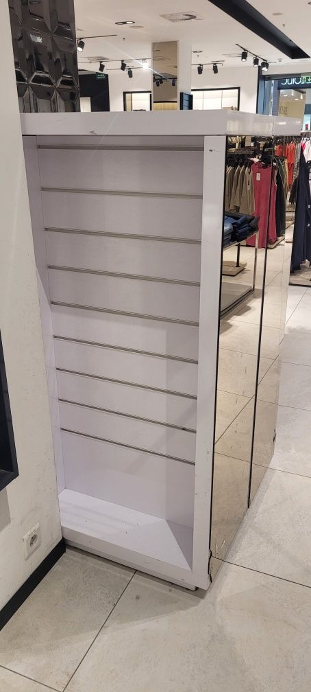 Meble do butiku. 2 szafki i 1 stojak.