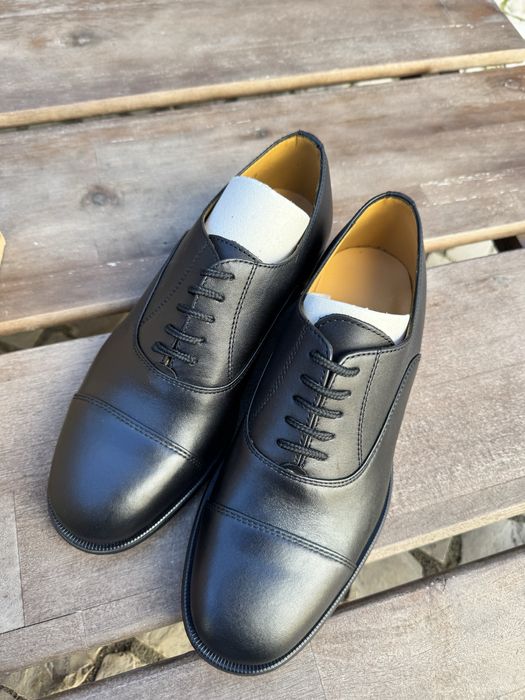 Sapatos pretos novos