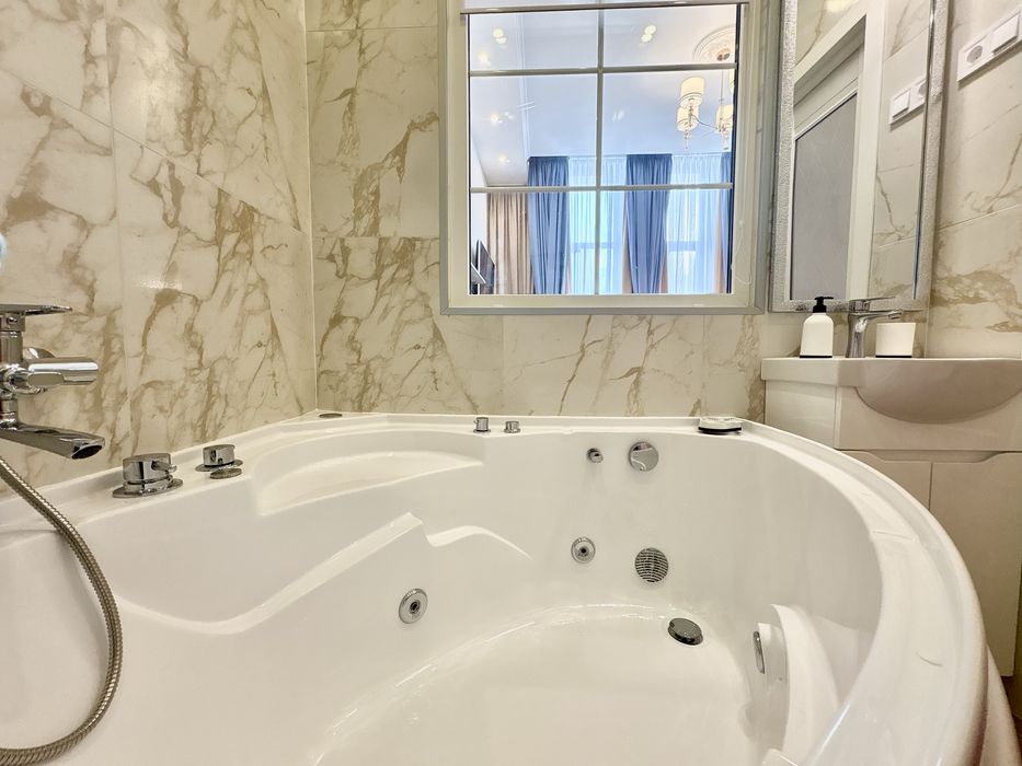 18 Квартира подобово посуточно Джакузи новый ремонт центр метро Левада