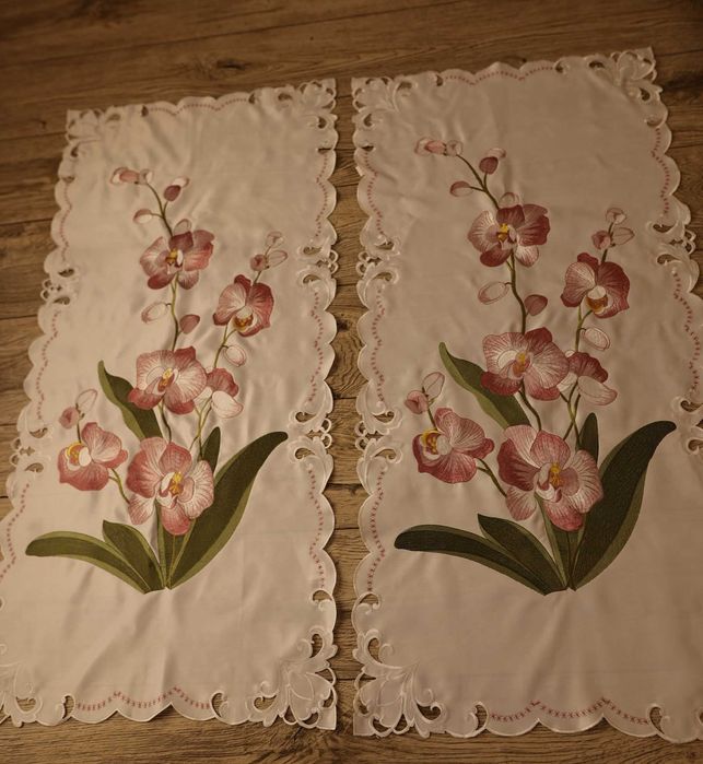 Bieżnik ecru z różowym kwiatem haftem 120 cm x 60 cm 2 szt.