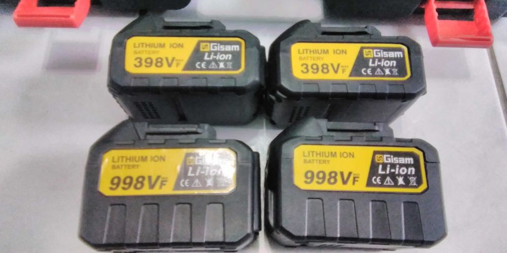 Conjunto de 4 ferramentas: 4 baterias, 2 carregadores,