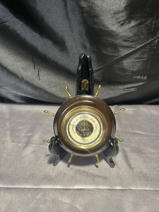 Barometr w drewnianej oprawie Koło sternicze Mosiężne detale – BARIGO