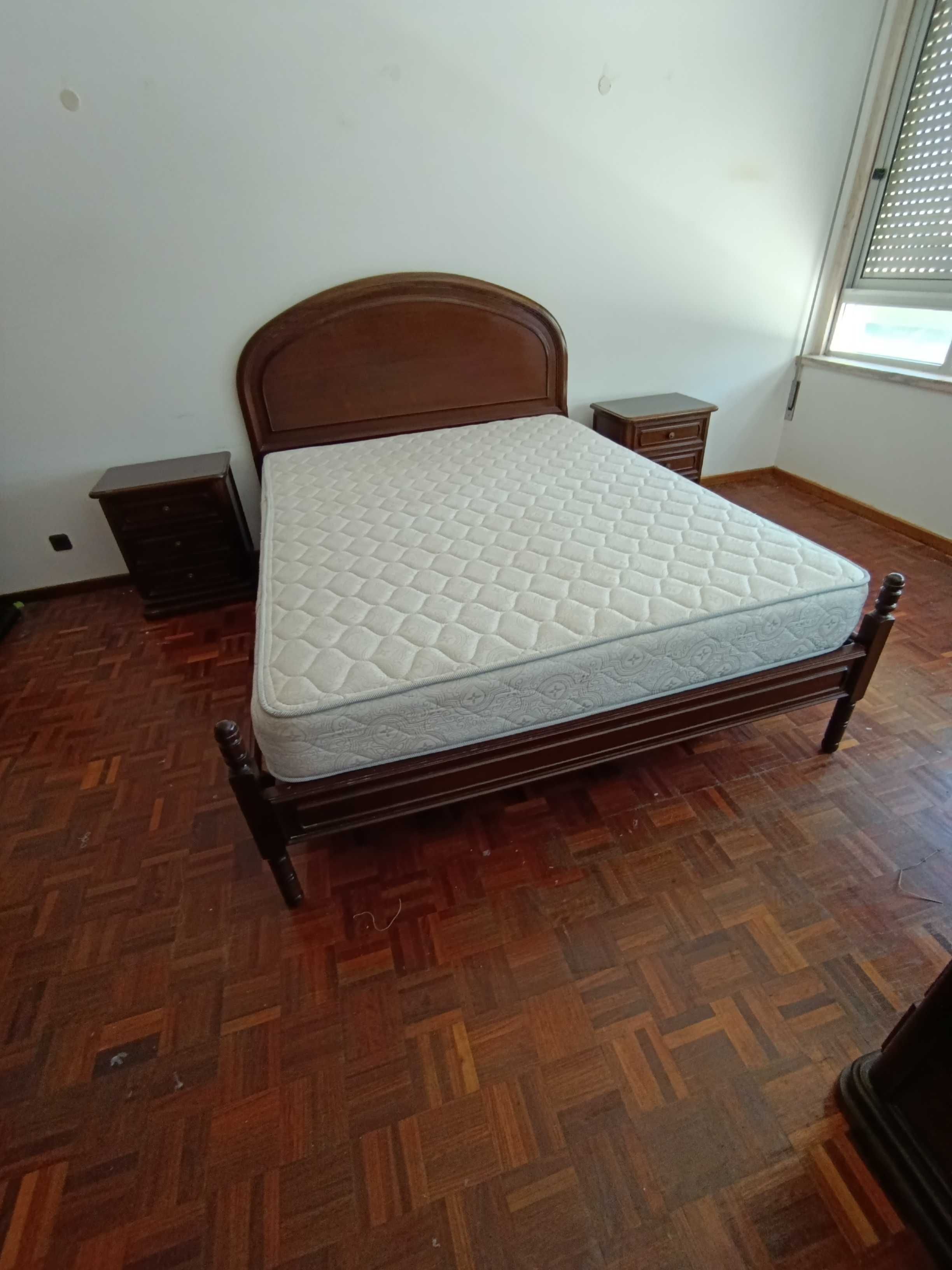 mobliia de quarto em madeira nobre
